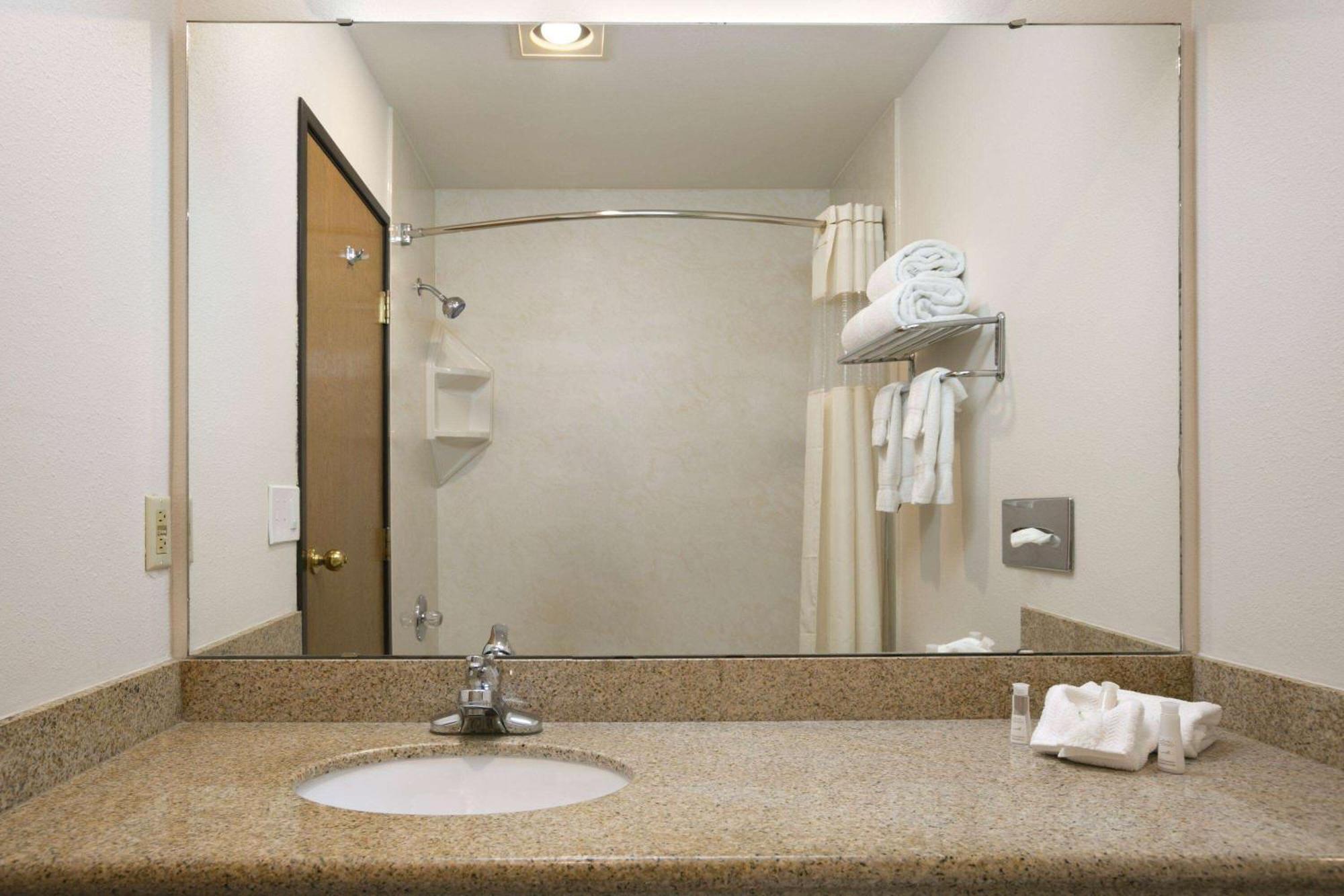 מלון Baymont By Wyndham Seattle/Kirkland Wa מראה חיצוני תמונה